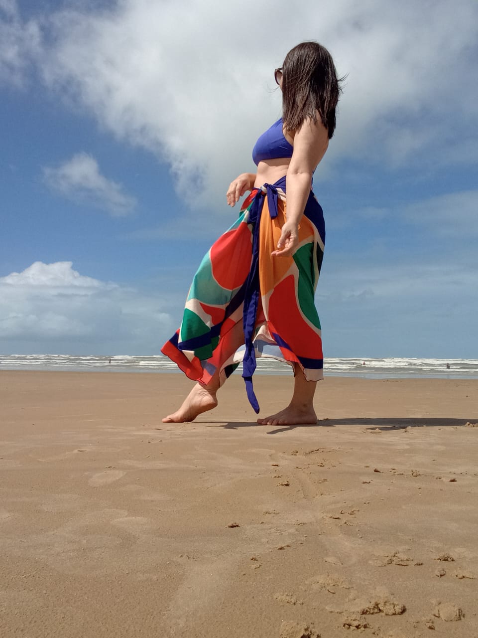 Anna Patrícia na praia, com o mar ao fundo